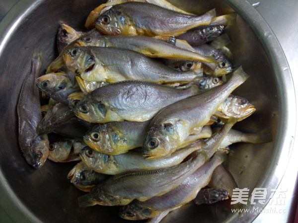 Crispy Braised Small Yellow Croaker recipe