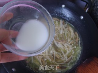 Green Bamboo and Enoki Mushroom Soup recipe