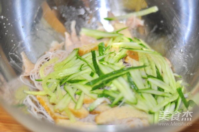 Mustard Rice Noodles Mixed with Shredded Chicken recipe