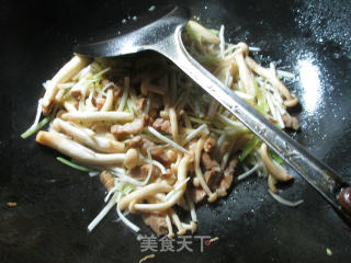 #trust of Beauty# Stir-fried White Jade Mushroom with Pork Belly and Leek Sprouts recipe