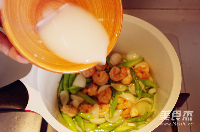 A Good Partner for Summer Dinners, Fried Lilies with Shrimps and Asparagus recipe