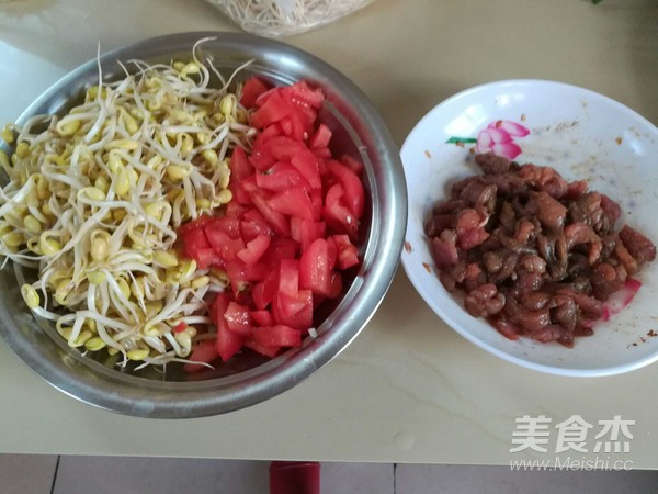 Braised Noodles with Soy Sprouts recipe