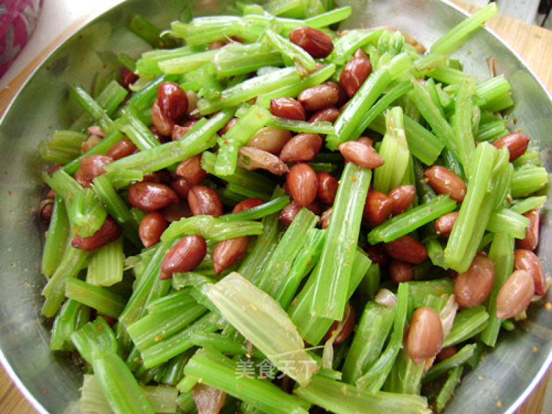 Homemade Small Cold Dish-celery Mixed with Peanuts recipe
