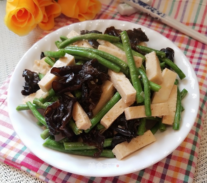 Stir-fried Beans with Dried Tofu and Fungus