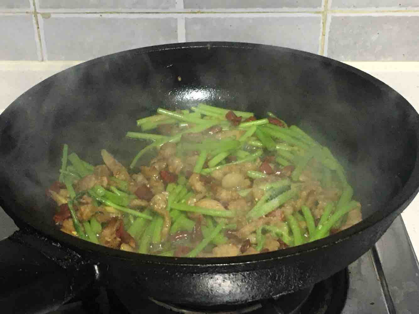 Fried Pork with Chrysanthemum Stalks recipe