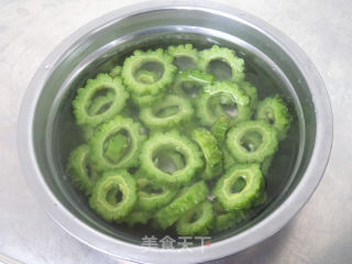Black Fungus Mixed with Bitter Gourd recipe