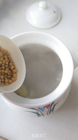 Seaweed and Soy Trotter Soup recipe