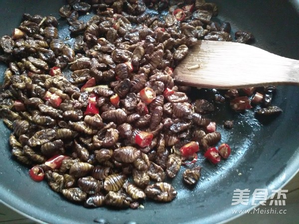 Garlic Silkworm Pupa recipe