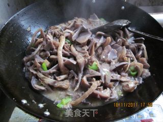 Stir-fried Bamboo Fungus with Green Pepper recipe