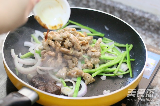 Stir-fried Beef with Black Pepper and Onion recipe