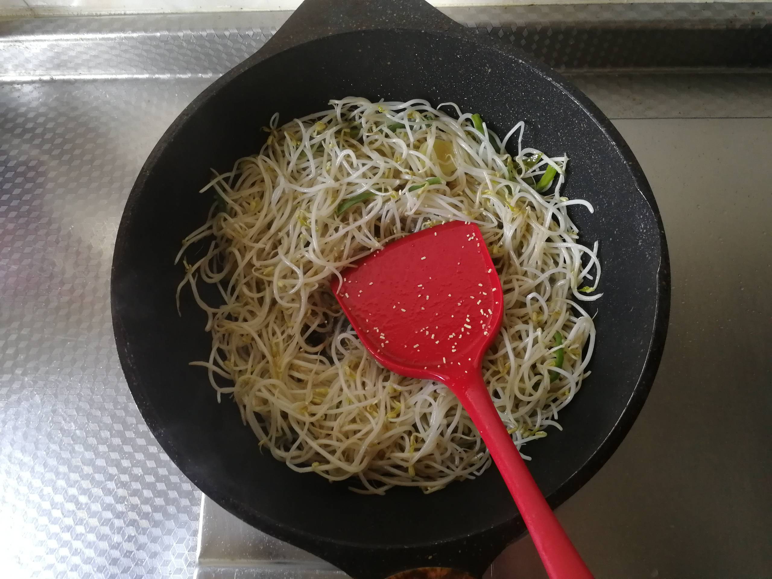 Stir-fried Mung Bean Sprouts with Shredded Green Pepper recipe