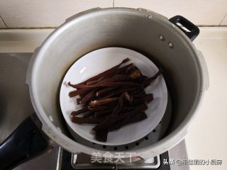 Stir-fried Sausage with Green Garlic recipe