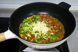 Stir-fried Noodles with Minced Pork and Chili recipe