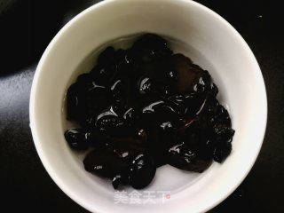 Stir-fried Snow Peas with Wolfberry Fungus recipe