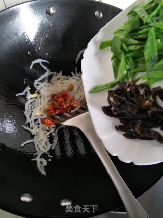 Fried Whitebait with Snow Peas recipe