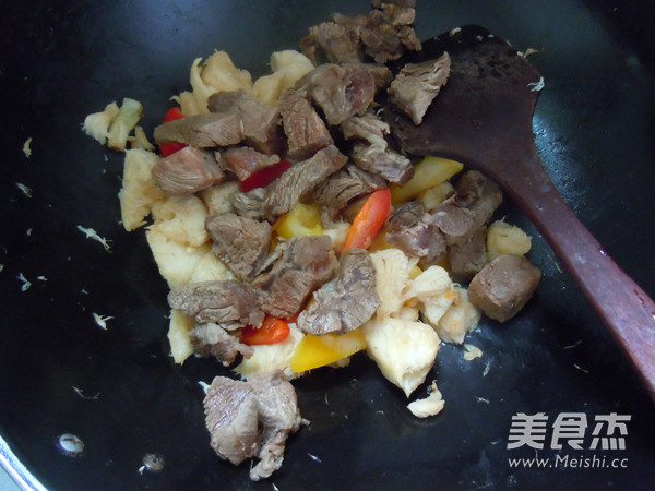 Stir-fried Beef Brisket with Hericium recipe