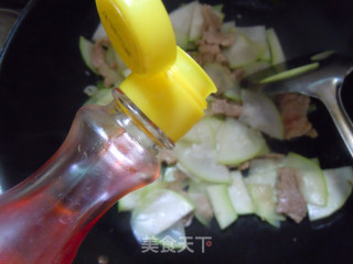 Summer Vegetables are The Most Detoxifying---stir-fried Sliced Pork with Gourd recipe