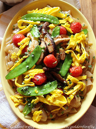 Stir-fried Hor Fun with Vegetables and Fresh Vegetables