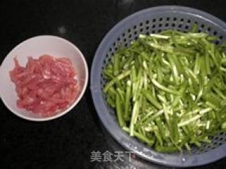 Refreshing Dish-----fried Shredded Pork with Wormwood recipe