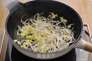 Stir-fried Hor Fun with Leek and Bean Sprouts recipe