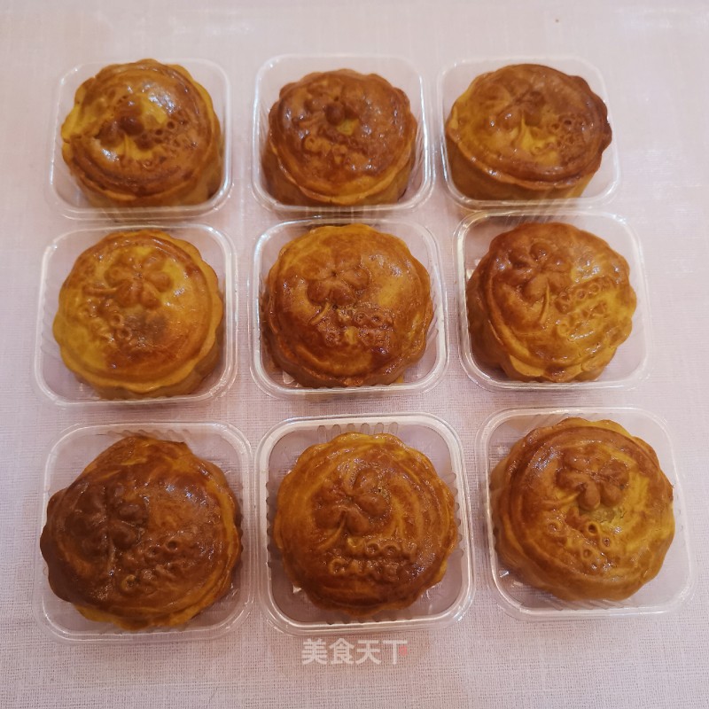 Mooncake with Lotus Seed Paste and Egg Yolk recipe