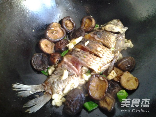 Braised Mushroom and Crucian Carp recipe