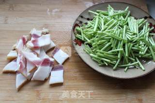 Stir-fried Bacon with Wormwood recipe