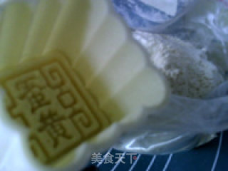 Transparent Skin Lotus Paste and Egg Yolk Mooncakes recipe