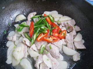 Stir-fried Sliced Pork with Water Chestnuts recipe