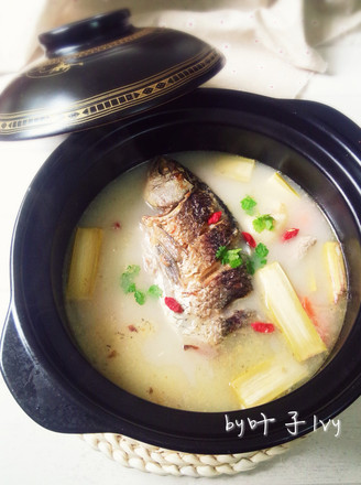 Braised Crucian Fish Soup with Bamboo Cane and Horseshoe recipe