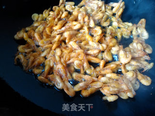 Fried Leek with Small River Prawns recipe