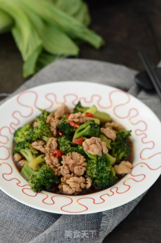 Broccoli Mixed with Walnuts recipe