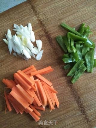 Stir-fried Cabbage with Carrots and Green Peppers recipe