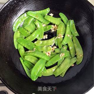 Fried Shrimp Balls with Snow Pea recipe