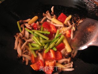 Stir-fried Crab Mushroom with Double Bamboo Shoots recipe