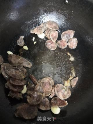 Stir-fried Convolvulus with Sausage recipe