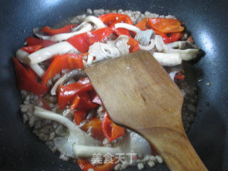 Stir-fried Xiuzhen Mushroom with Minced Meat and Red Pepper recipe