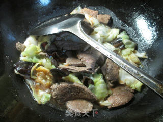 Stir-fried Pork Liver with Black Fungus and Cabbage recipe