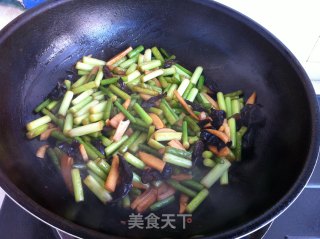 Stir-fried Bamboo Shoots with Garlic Stalks recipe