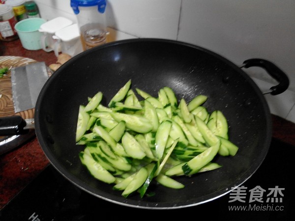 Fried Shrimp with Cucumber Fungus recipe