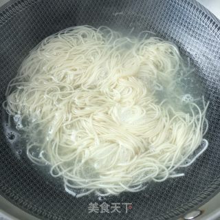 "lazy Meal" Sour and Spicy Noodle Soup with Seasonal Vegetables and Pork recipe