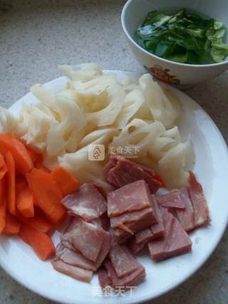 Stir-fried Autumn Lotus Root with Bacon Has The Effects of Clearing Heat, Invigorating The Stomach and Spleen, Nourishing Blood and Nourishing Blood. It is Good for Lung Heat and Cough. It is A Good Food Therapy Product. this Dish is Suitable for All Ages and Can be Eaten by The General Population. recipe