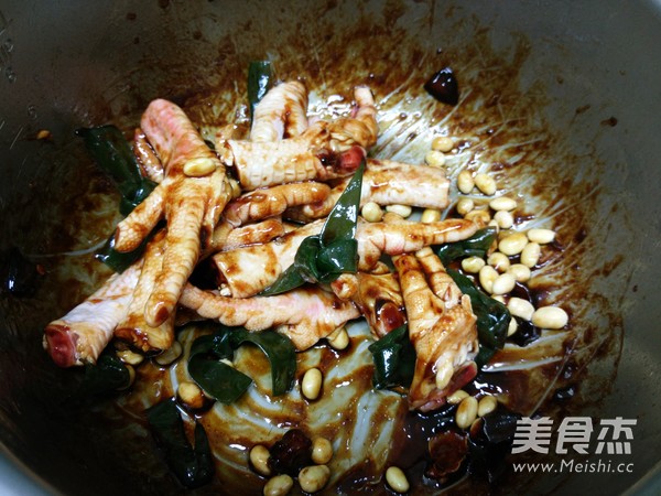 Braised Chicken Feet with Kelp and Soy Beans recipe