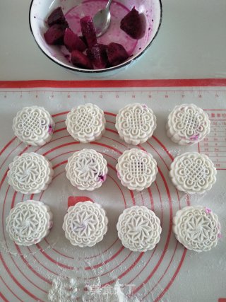 Sago Pitaya Snowy Mooncakes recipe