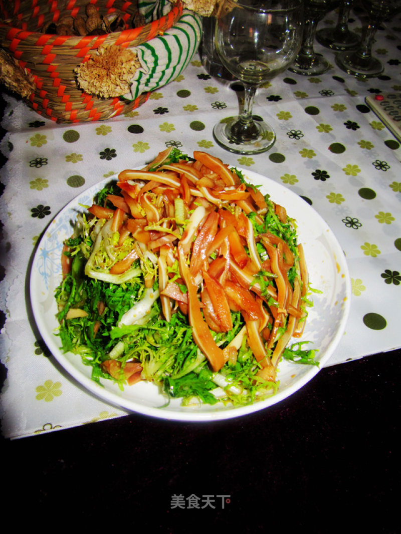 Pig Ears Mixed with Bitter Chrysanthemum recipe