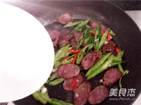 Stir-fried Sausage with Hang Pepper recipe