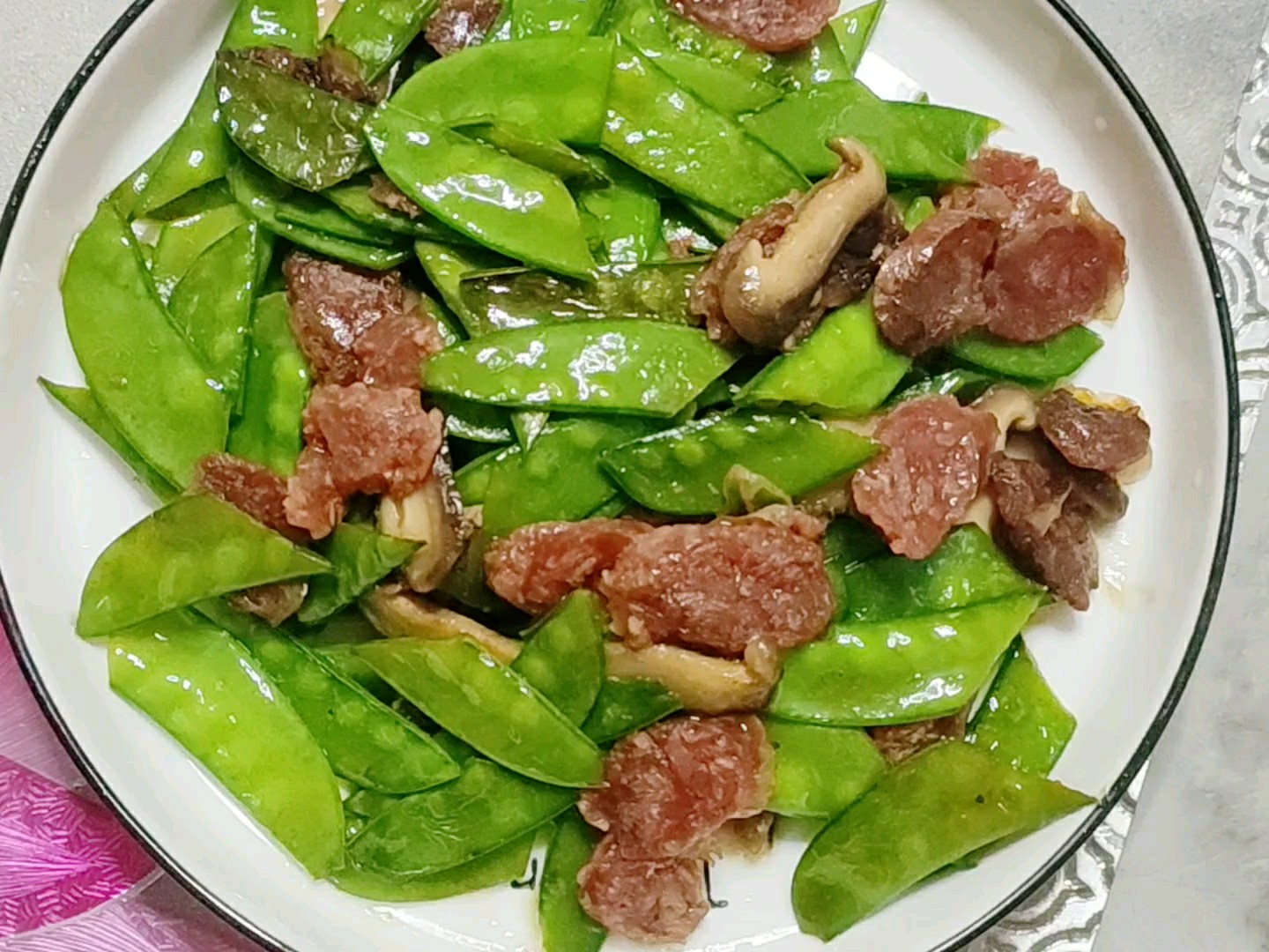 Stir-fried Snow Peas with Light and Non-greasy Sausages recipe