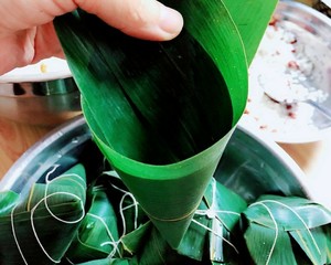 Detailed Version of Triangular Rice Dumplings Sweet and Soft Glutinous Red Bean Dumplings recipe