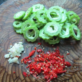 Spicy Stir-fried Bitter Gourd Roll recipe