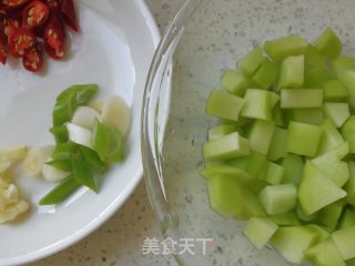 Stir-fried Chicken with Chayote recipe